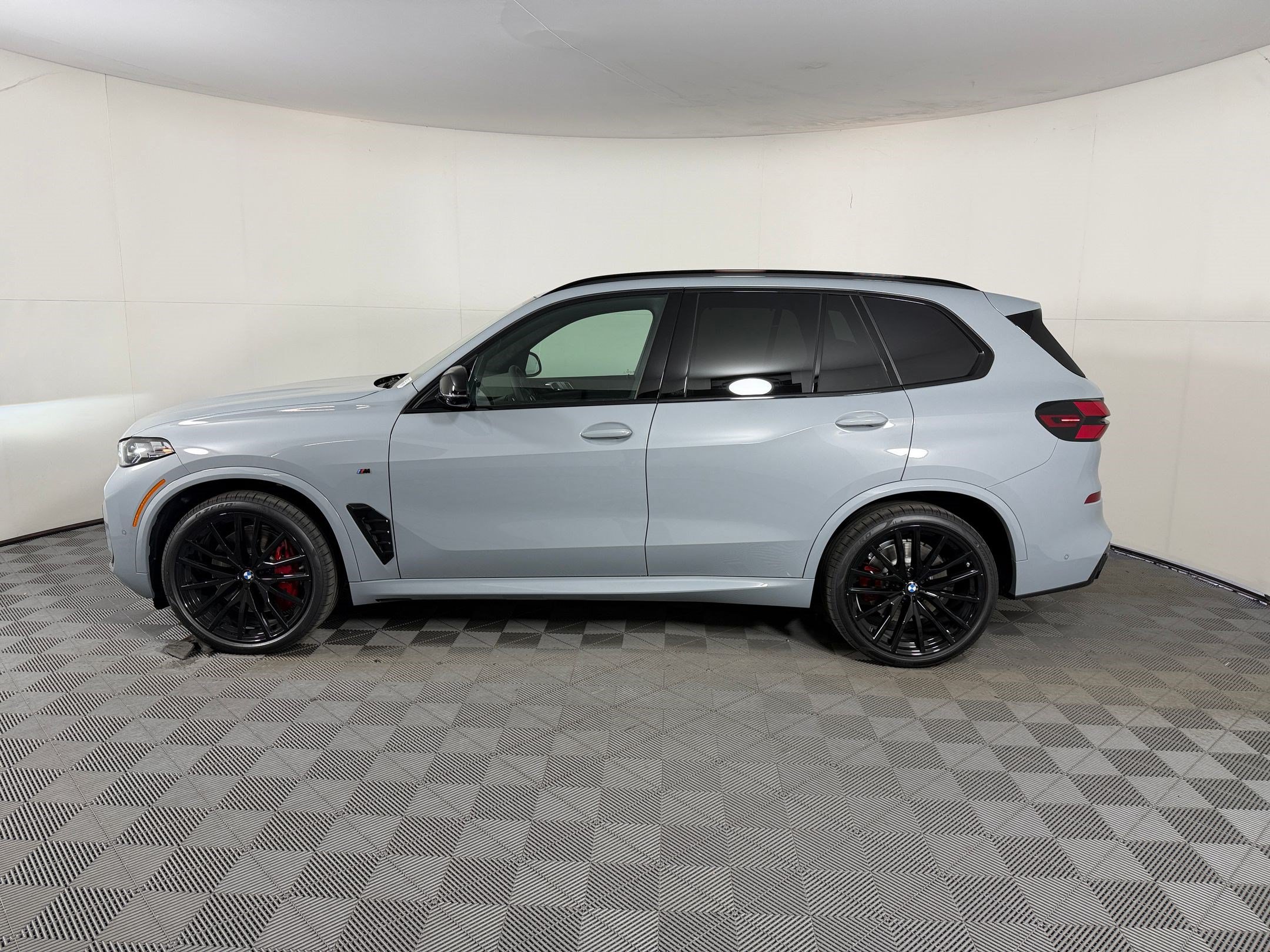 New 2026 BMW X5 M60i AWD/4WD image 2