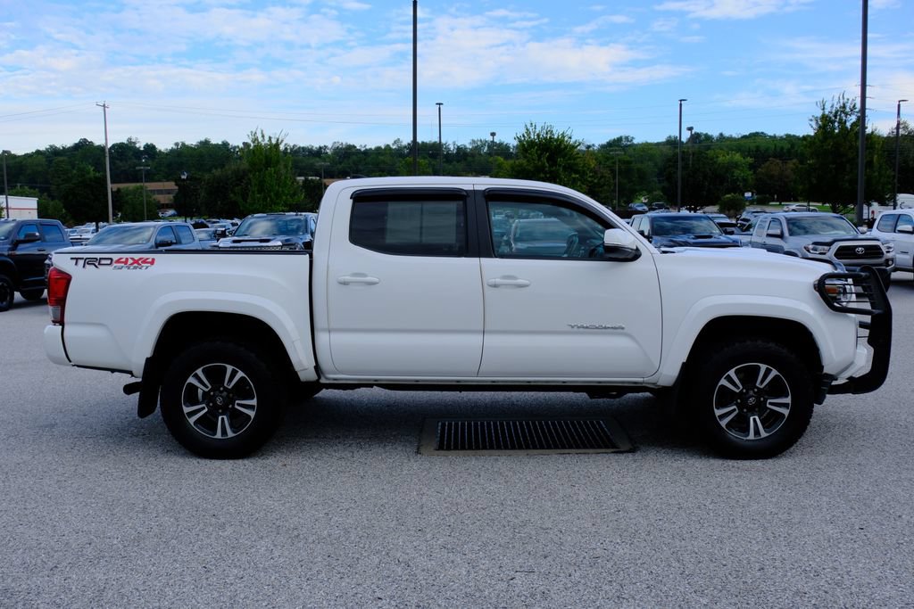 Used 2017 Toyota Tacoma TRD Sport w/ Tow Package (A/T) AWD/4WD image 2
