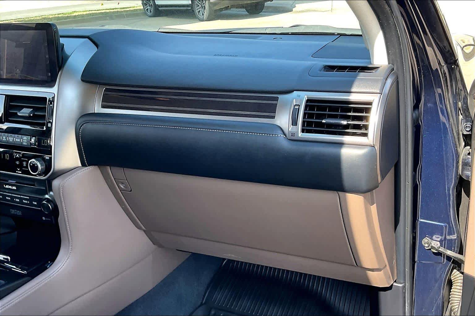 Used 2023 Lexus GX 460 Luxury w/ Accessory Package AWD/4WD image 18