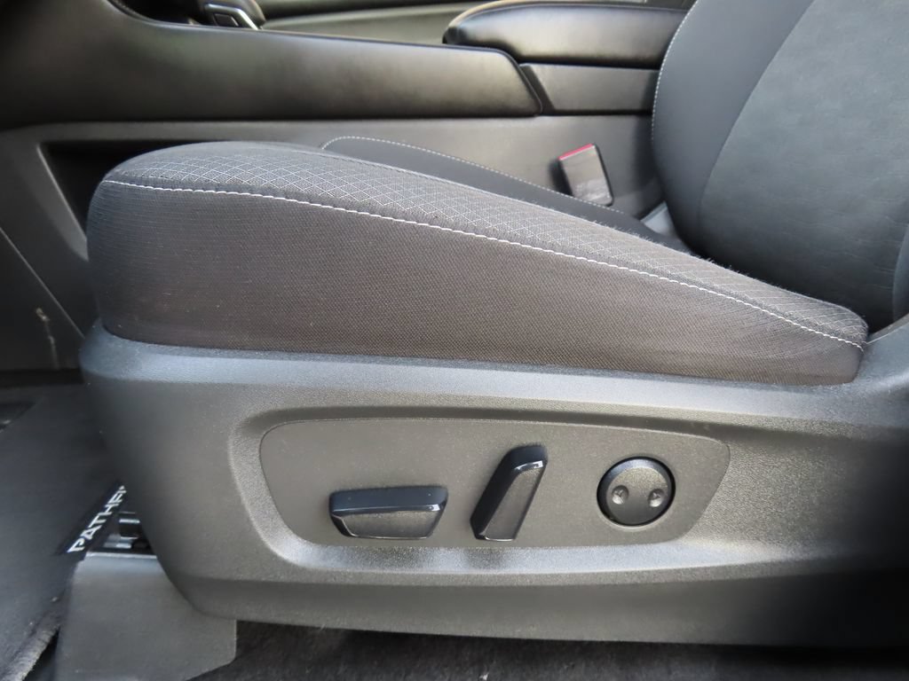 Used 2024 Nissan Pathfinder SV AWD/4WD image 8