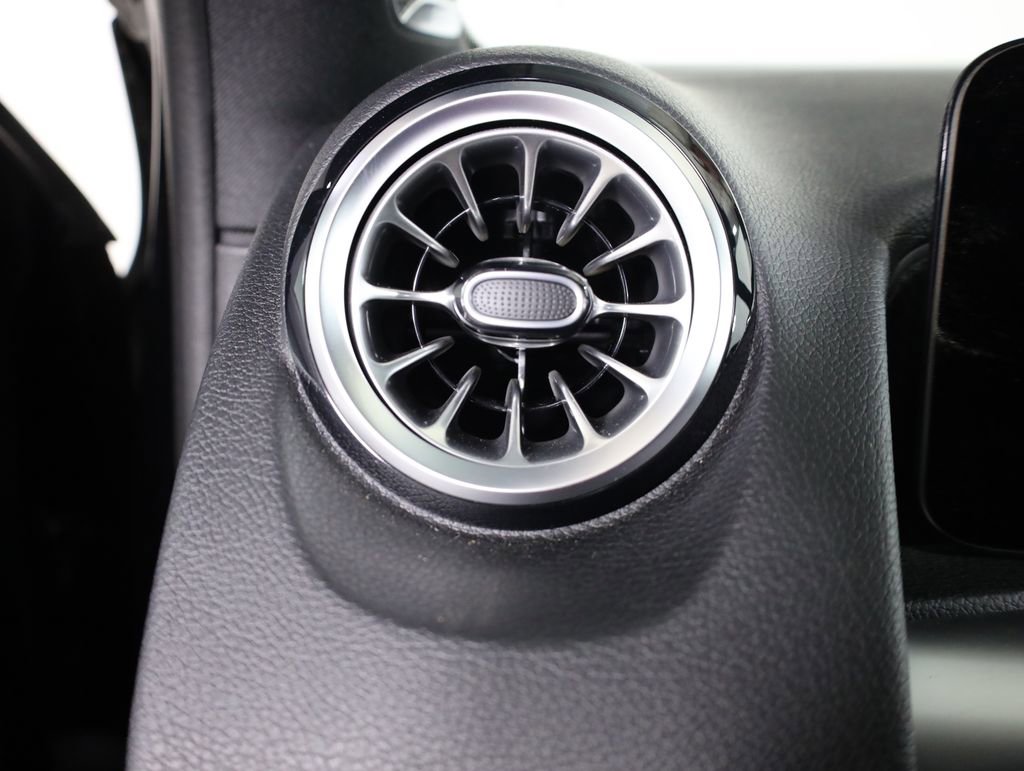 Certified 2025 Mercedes-Benz GLB 35 AMG 4MATIC image 13