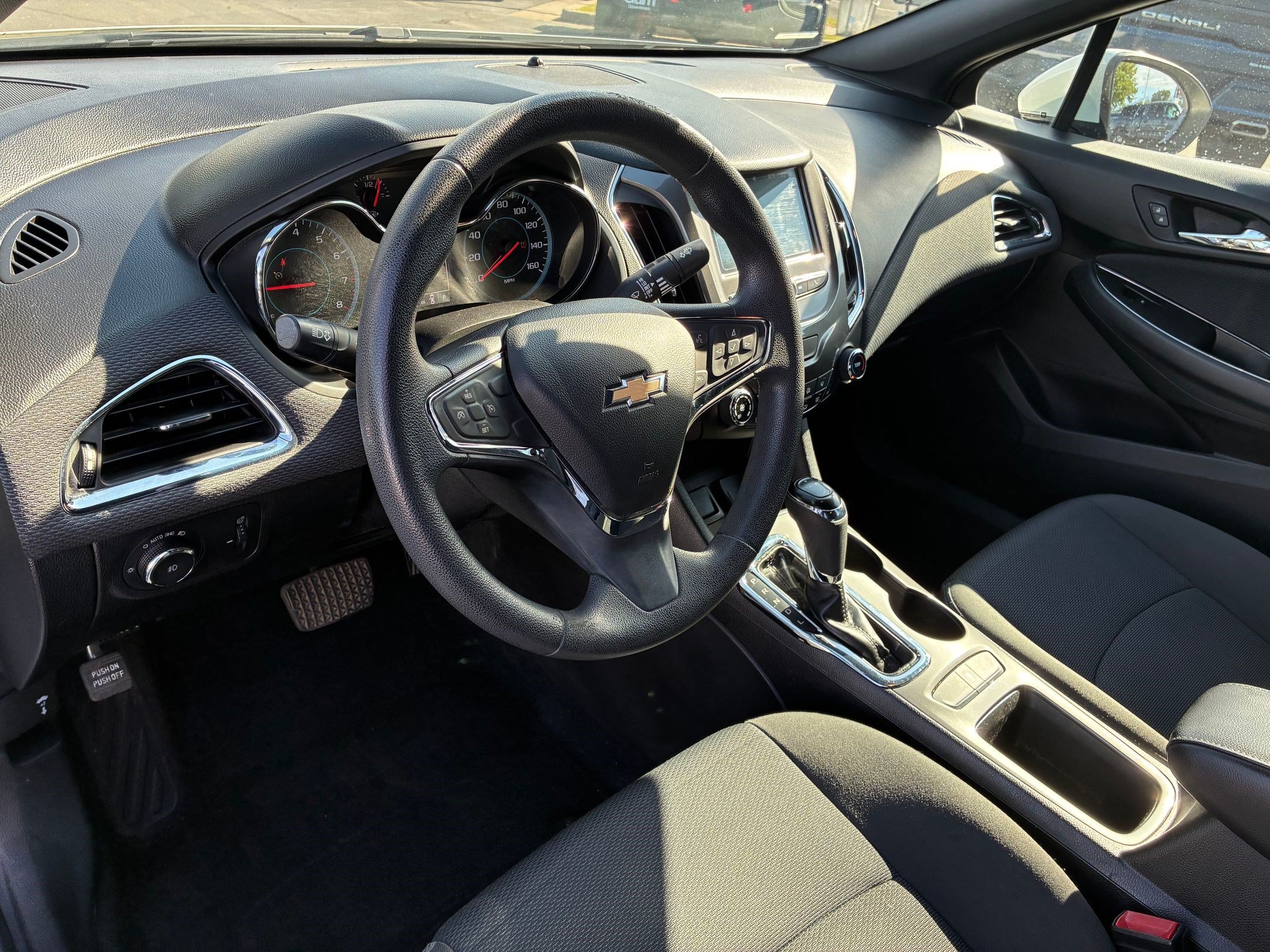 Used 2018 Chevrolet Cruze LT w/ Convenience Package FWD image 16