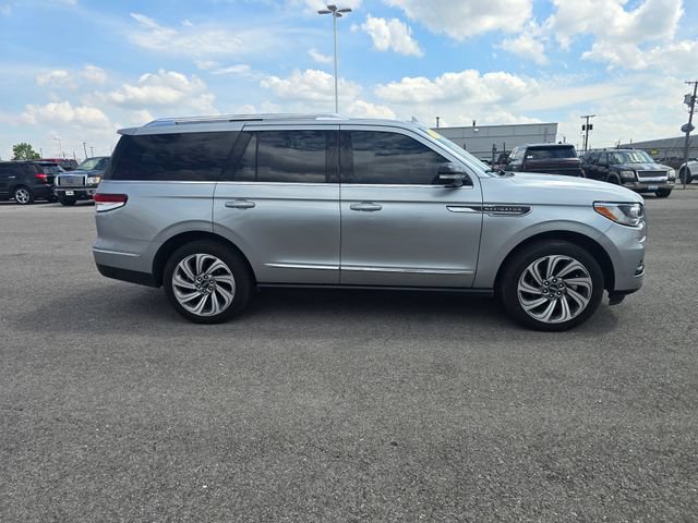 Used 2023 Lincoln Navigator Reserve AWD/4WD image 2