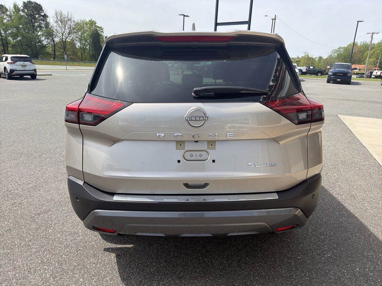 Used 2023 Nissan Rogue SL w/ SL Premium Package image 7