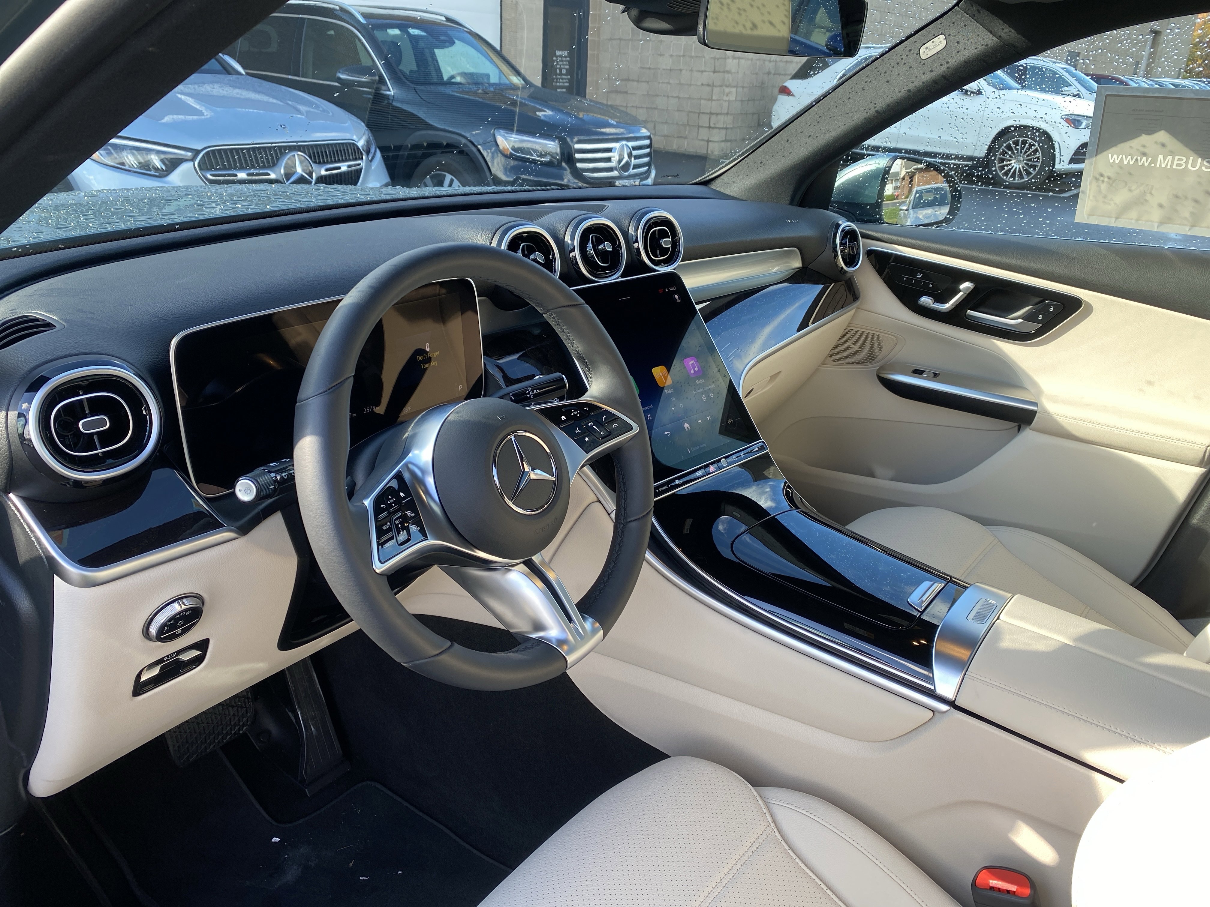 Used 2025 Mercedes-Benz GLC 300 4MATIC image 9