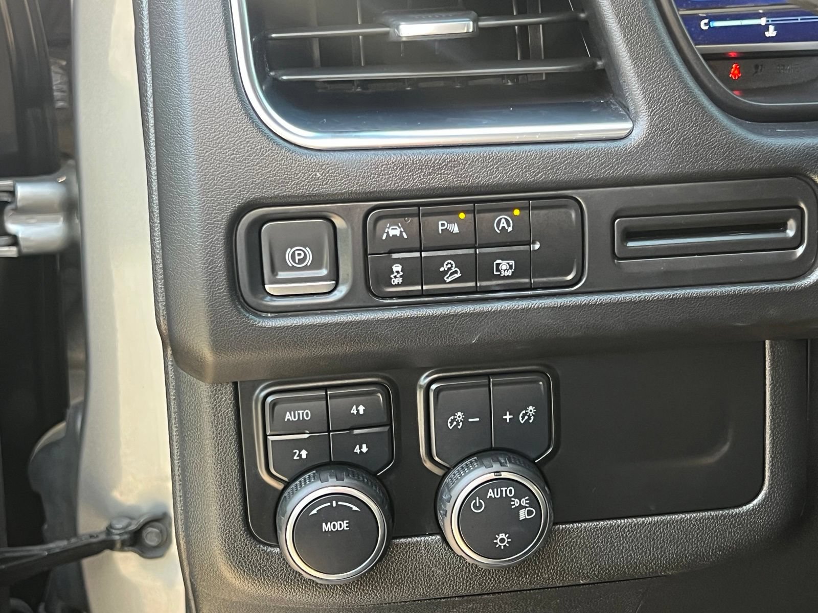 Used 2023 Chevrolet Tahoe Z71 w/ Luxury Package AWD/4WD image 31