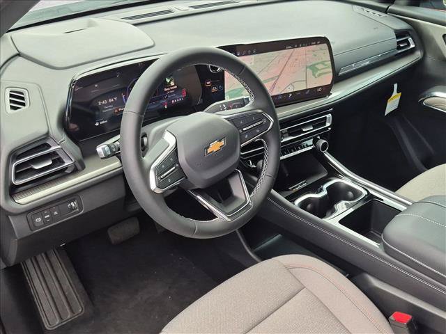 New 2027 Chevrolet Traverse LT w/ Sun and Wheel Package FWD image 3