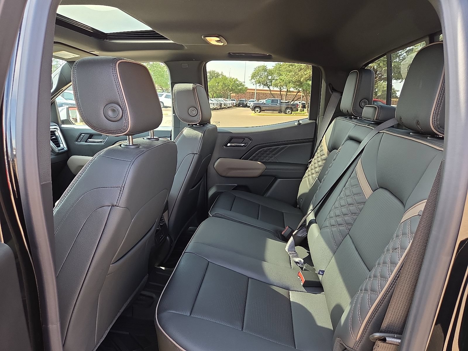 New 2026 GMC Canyon Denali w/ LPO, Denali Black Edition AWD/4WD image 9