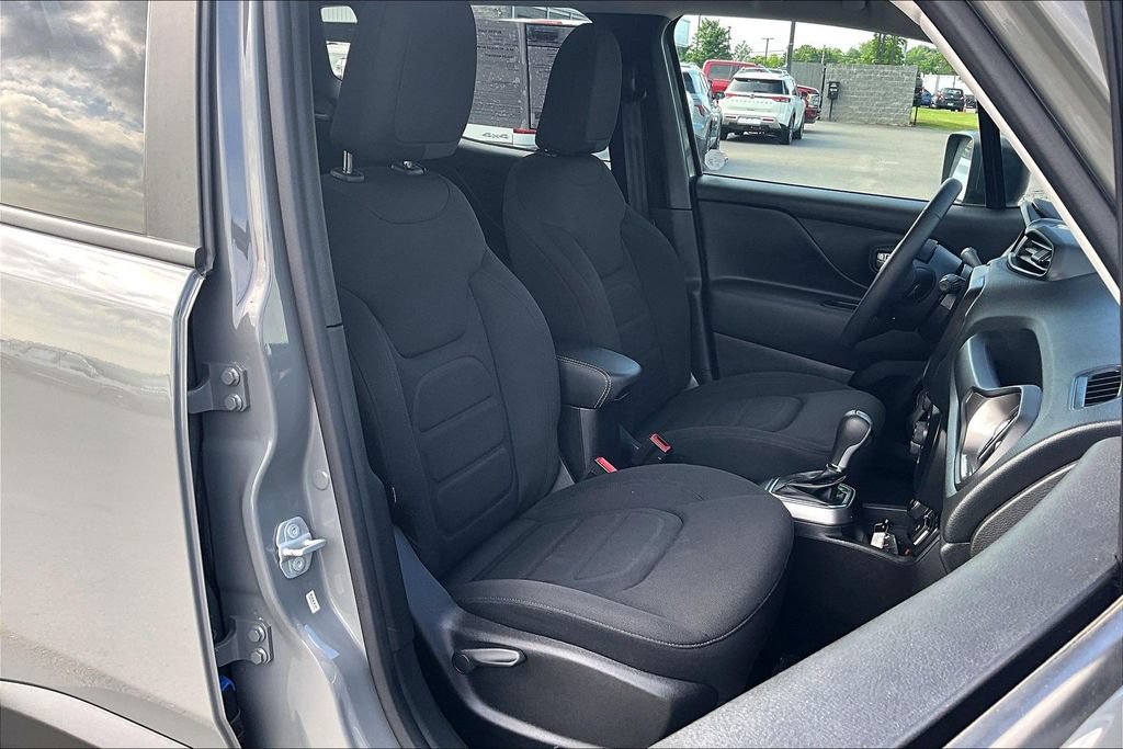 Used 2022 Jeep Renegade Latitude AWD/4WD image 29