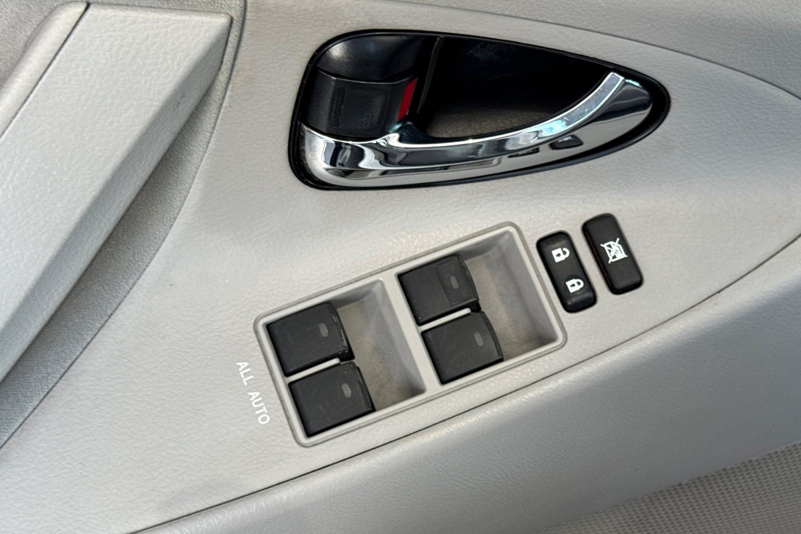 Used 2010 Toyota Camry LE FWD image 13