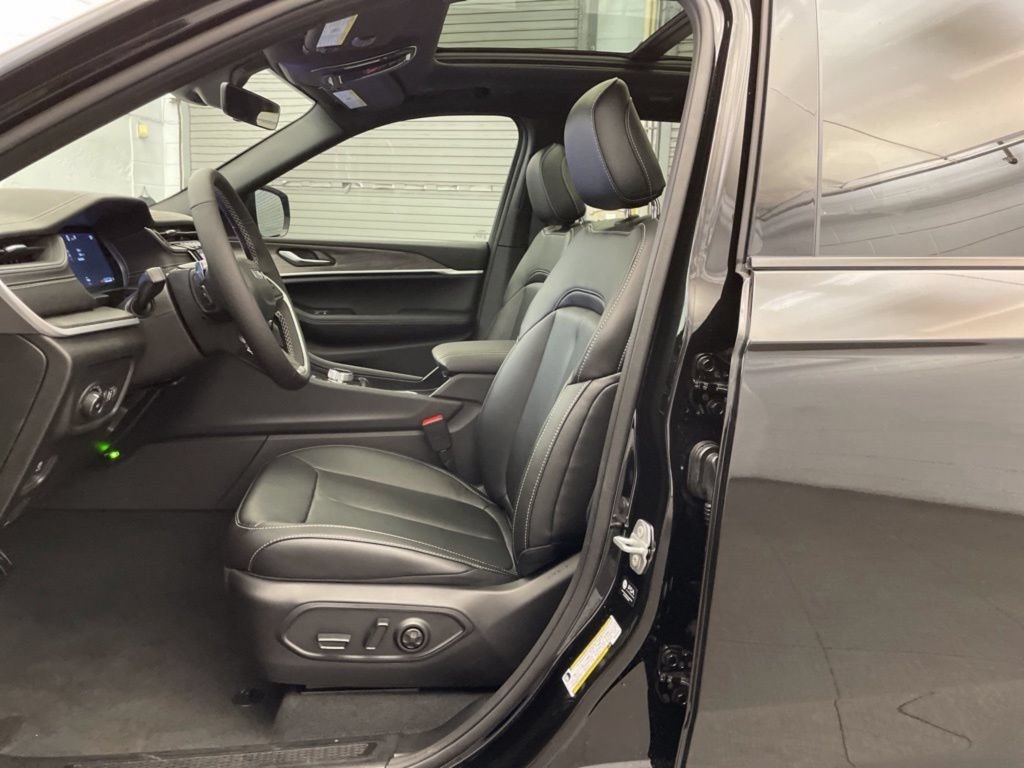 New 2025 Jeep Grand Cherokee Limited AWD/4WD image 16