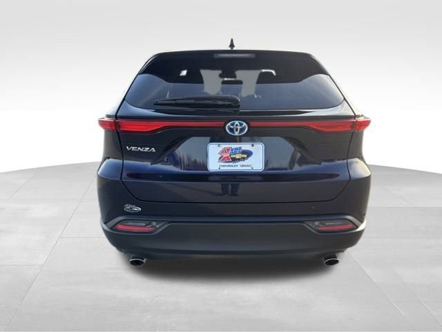 Used 2023 Toyota Venza LE image 4