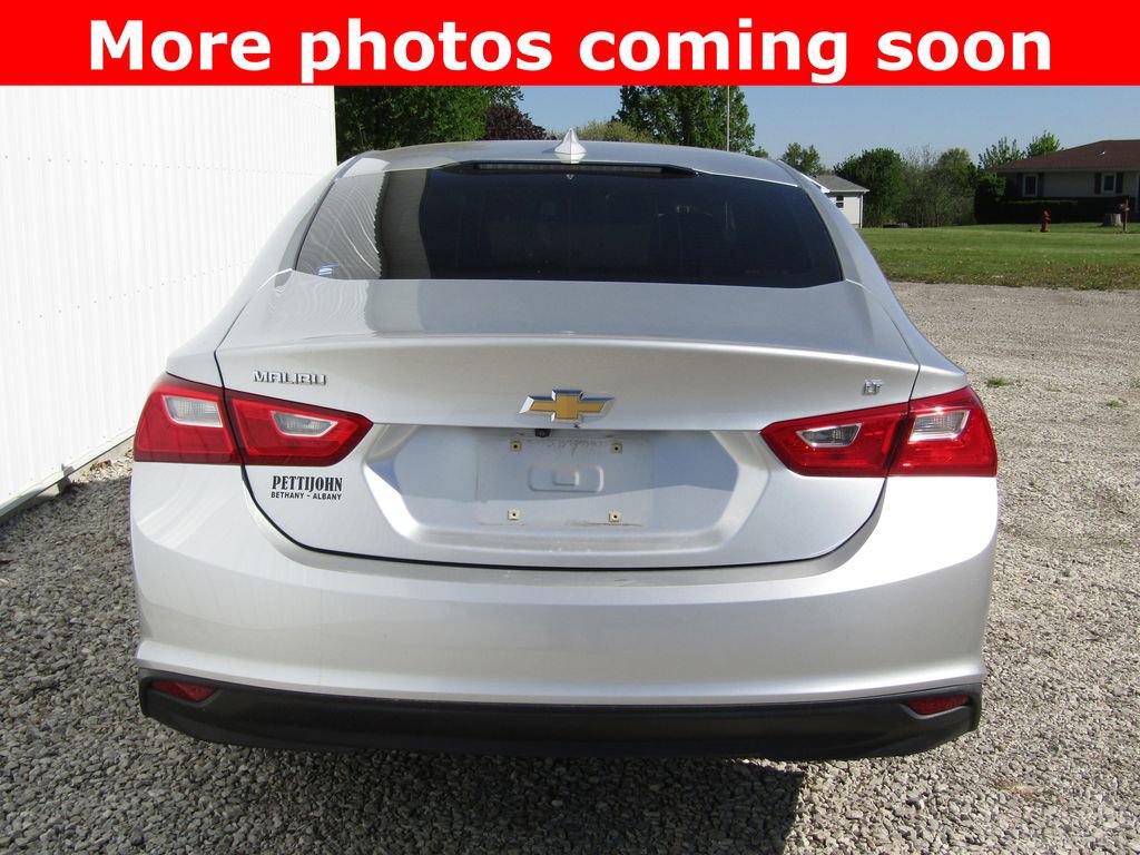 Used 2017 Chevrolet Malibu LT w/ Leather Package FWD image 4