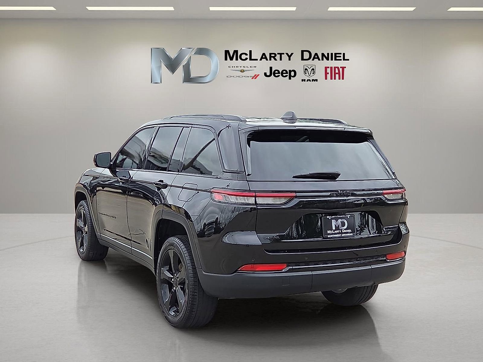 Used 2024 Jeep Grand Cherokee Limited w/ Black Appearance Package AWD/4WD image 4