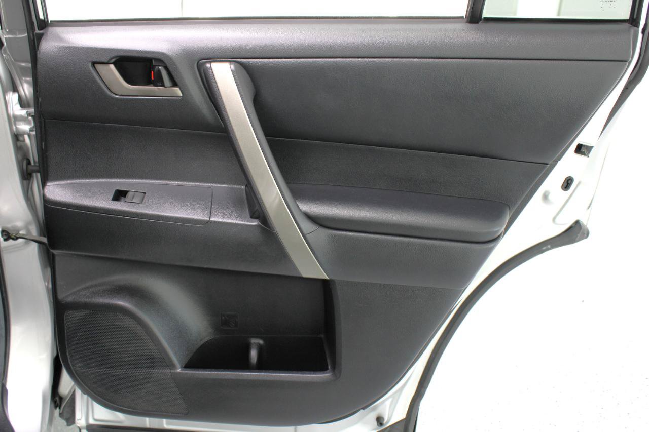 Used 2011 Toyota Highlander SE w/ Tow Pkg FWD image 47