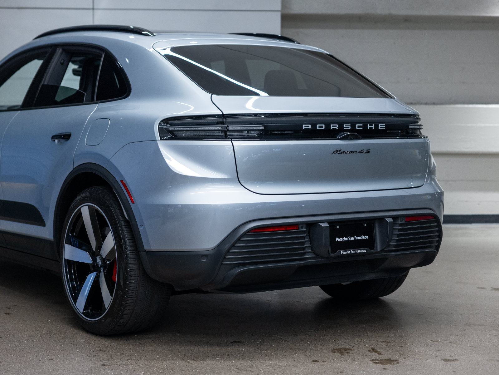Certified 2025 Porsche Macan 4S Electric AWD/4WD image 26