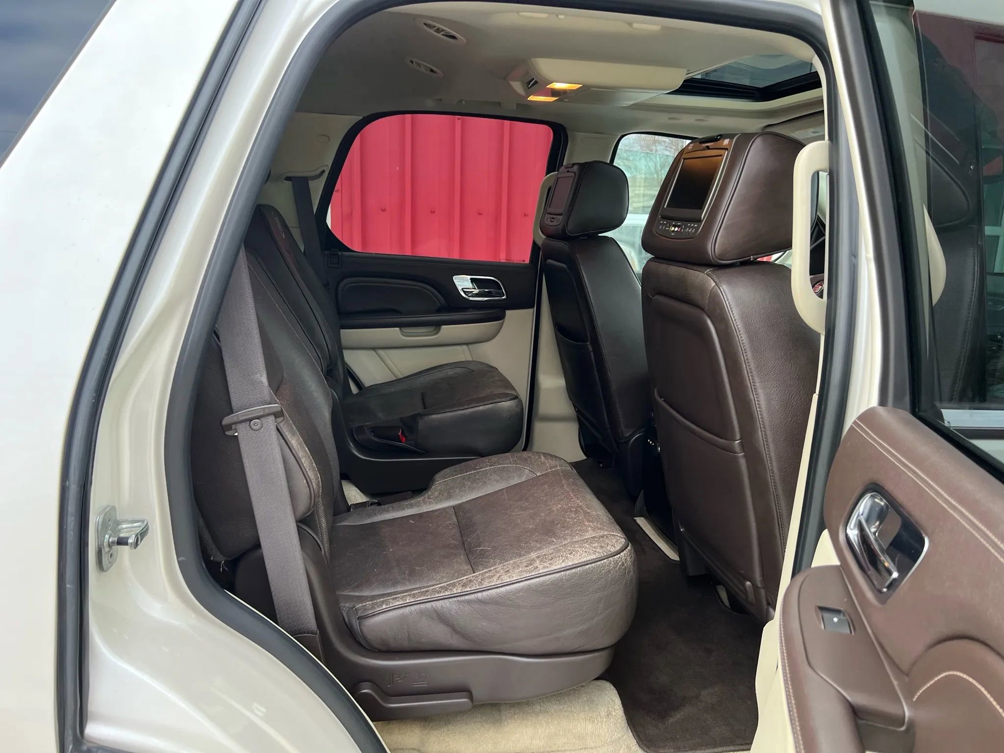 Used 2010 Cadillac Escalade Platinum image 16