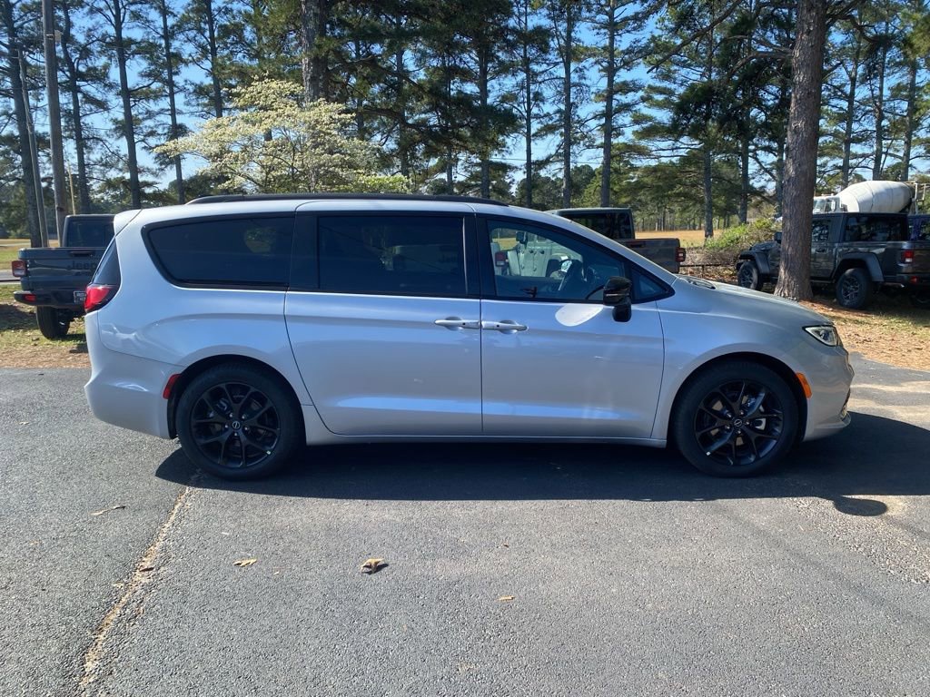 New 2026 Chrysler Pacifica Limited w/ S Appearance Package image 4