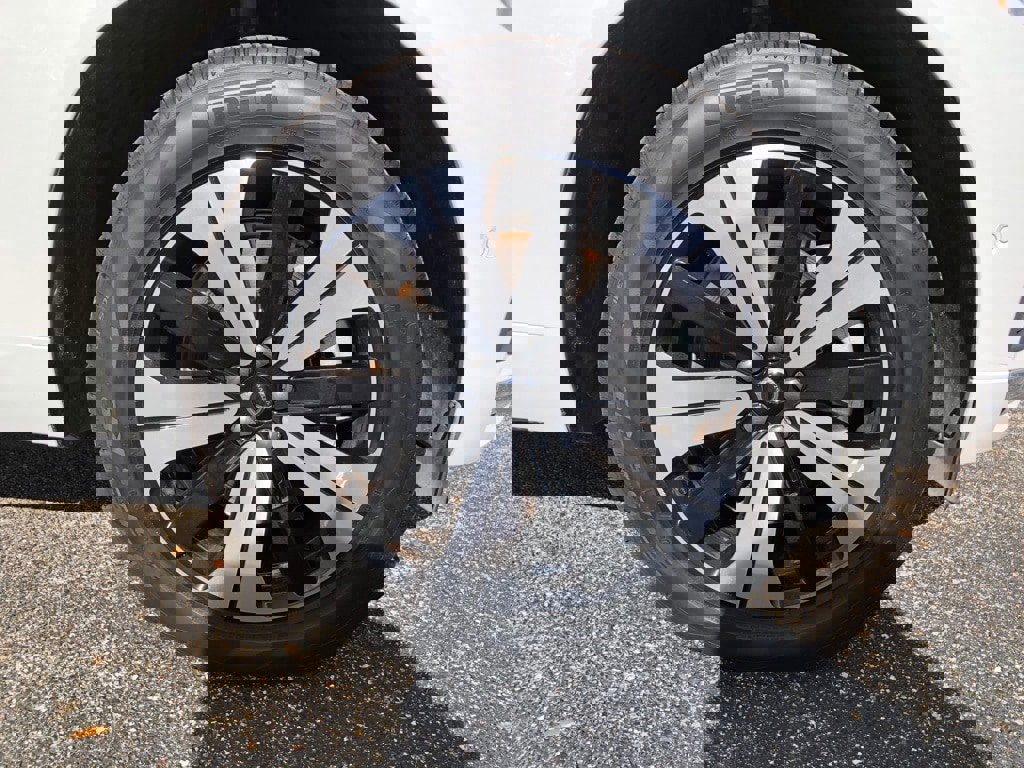 Used 2023 Volvo XC60 T8 Plus image 9