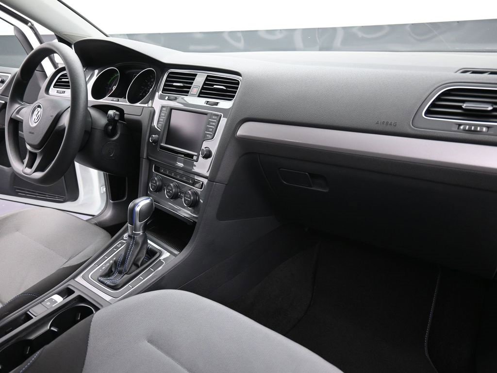 Used 2016 Volkswagen e-Golf SE w/ DC Fast Charging Package image 12