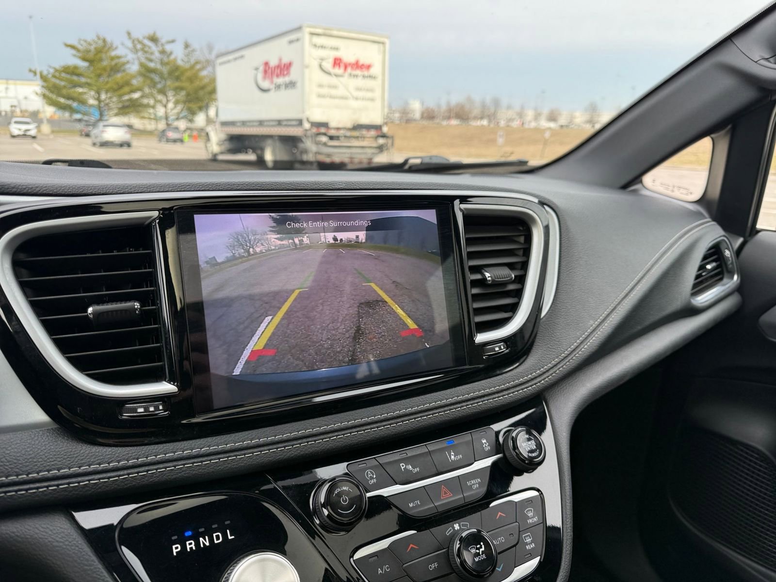 Used 2025 Chrysler Pacifica Limited image 27