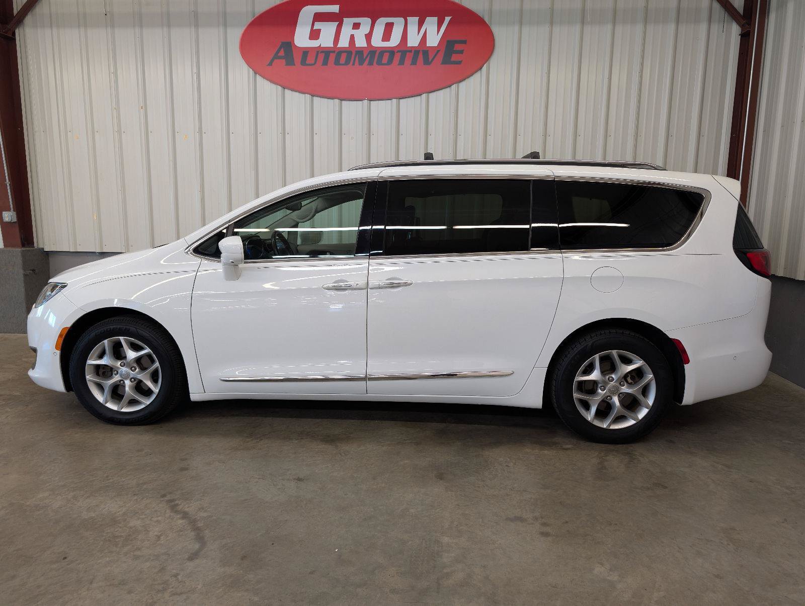 Used 2019 Chrysler Pacifica Touring-L Plus w/ Advanced Safetytec Group FWD image 15