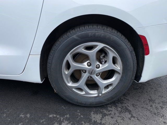 Certified 2024 Chrysler Pacifica Limited FWD image 29
