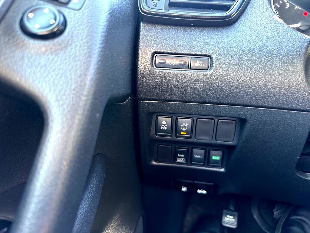 Used 2017 Nissan Rogue SV image 40