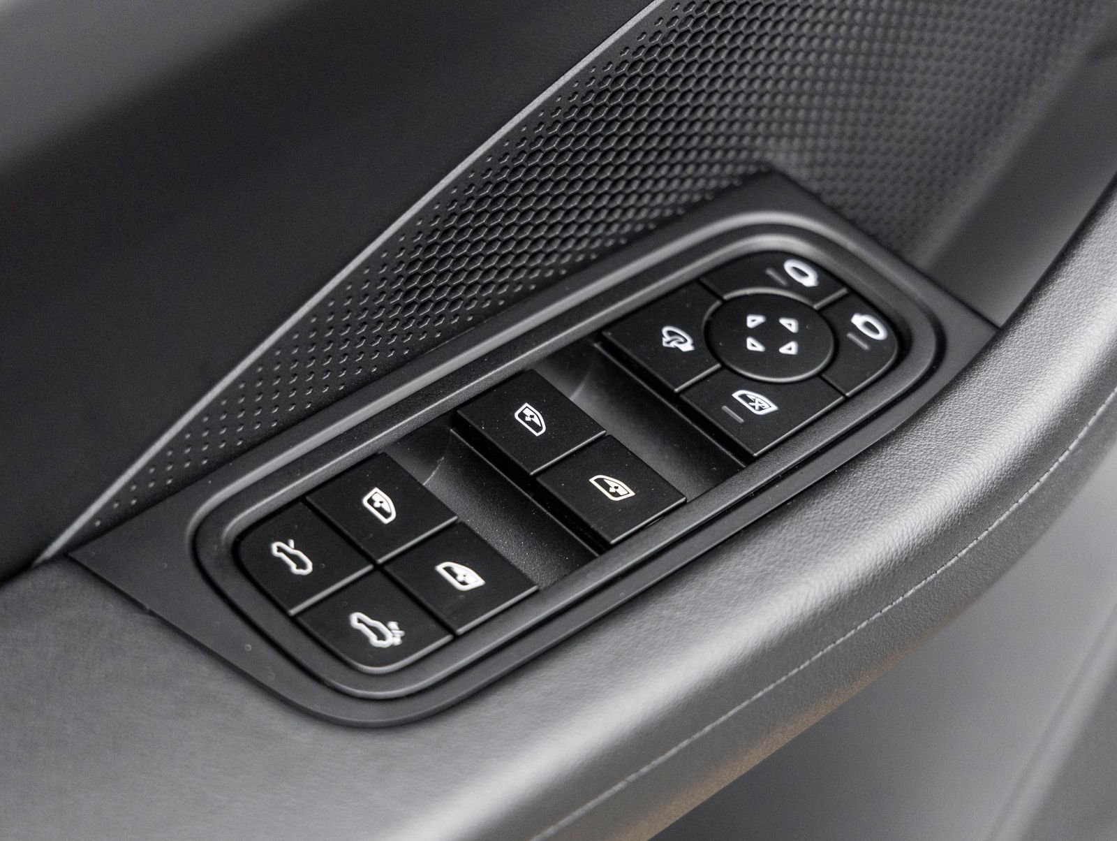 Certified 2025 Porsche Macan Electric image 20