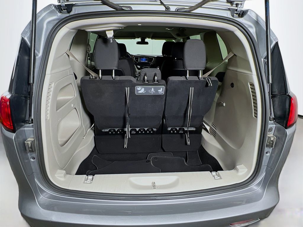 Used 2020 Chrysler Voyager LX image 24