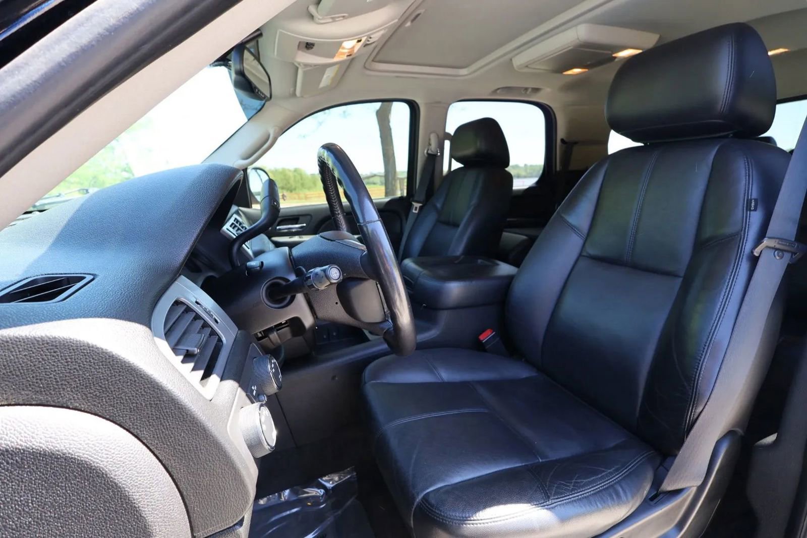Used 2010 Chevrolet Tahoe LT w/ Luxury Package AWD/4WD image 13