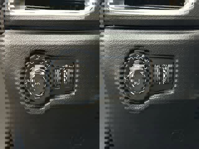 Used 2025 Chrysler Pacifica Select image 19