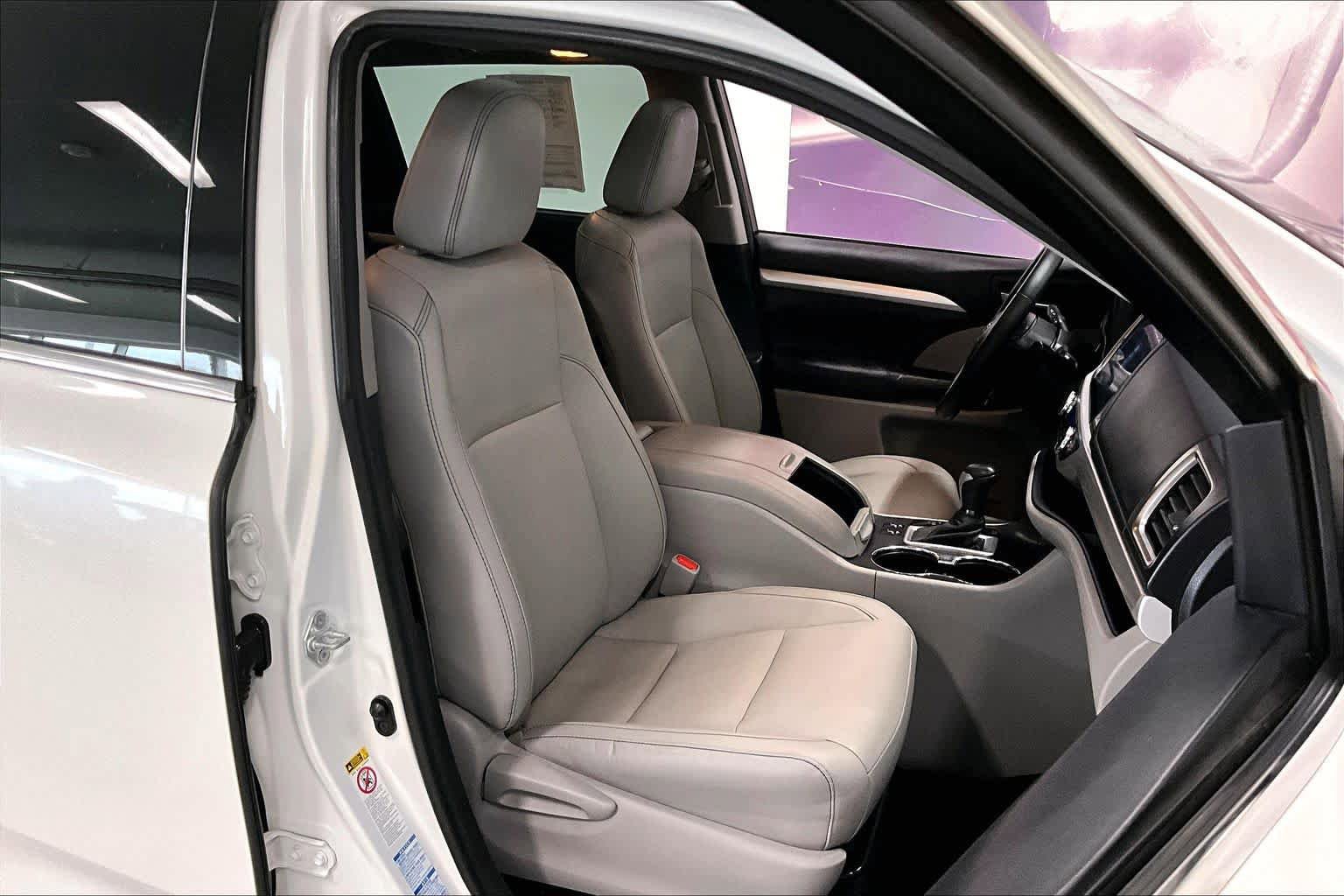 Used 2016 Toyota Highlander XLE AWD/4WD image 11