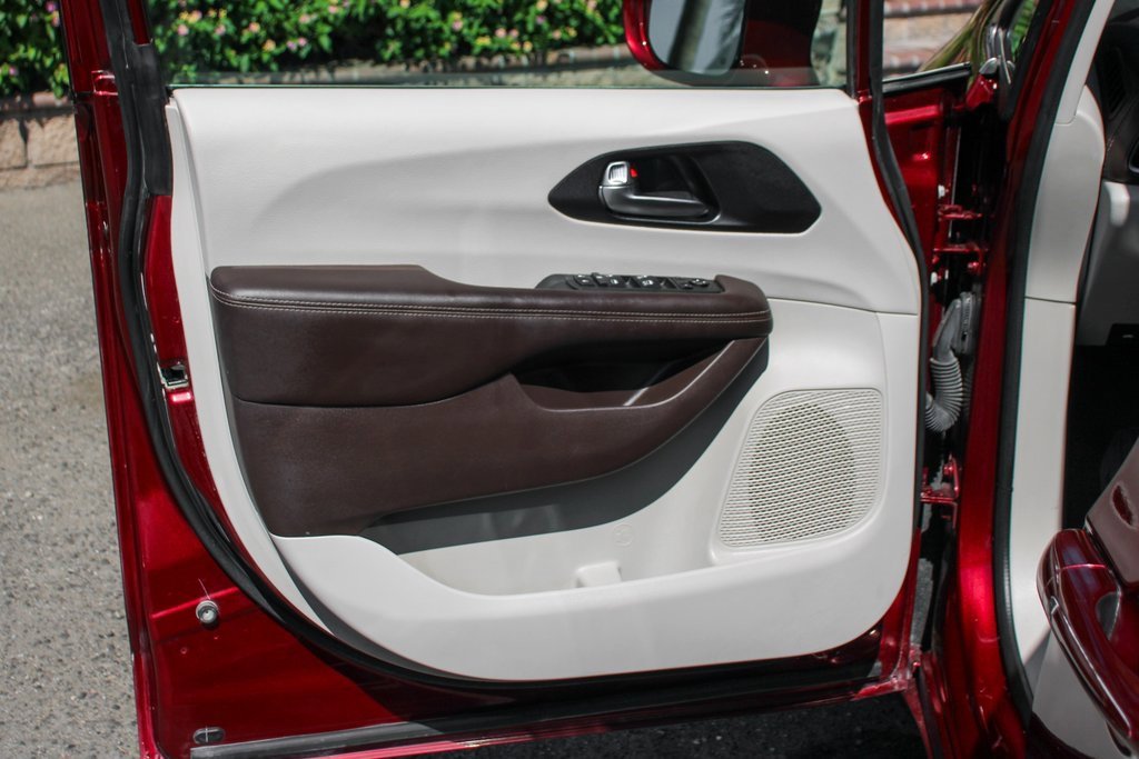 Used 2021 Chrysler Pacifica Touring w/ Uconnect Theater Family Group image 16