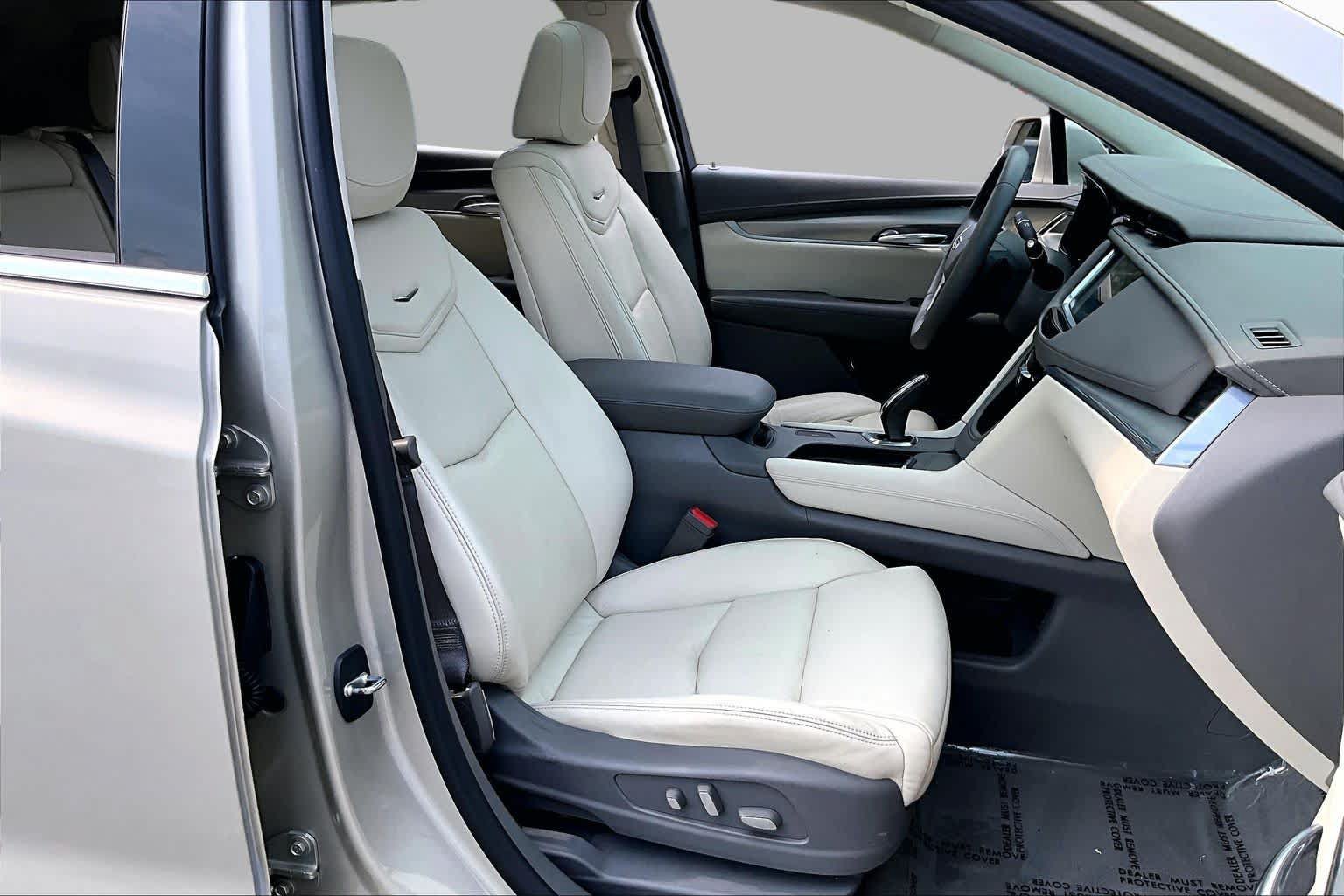 Used 2017 Cadillac XT5 Luxury w/ Driver Awareness Package FWD image 9
