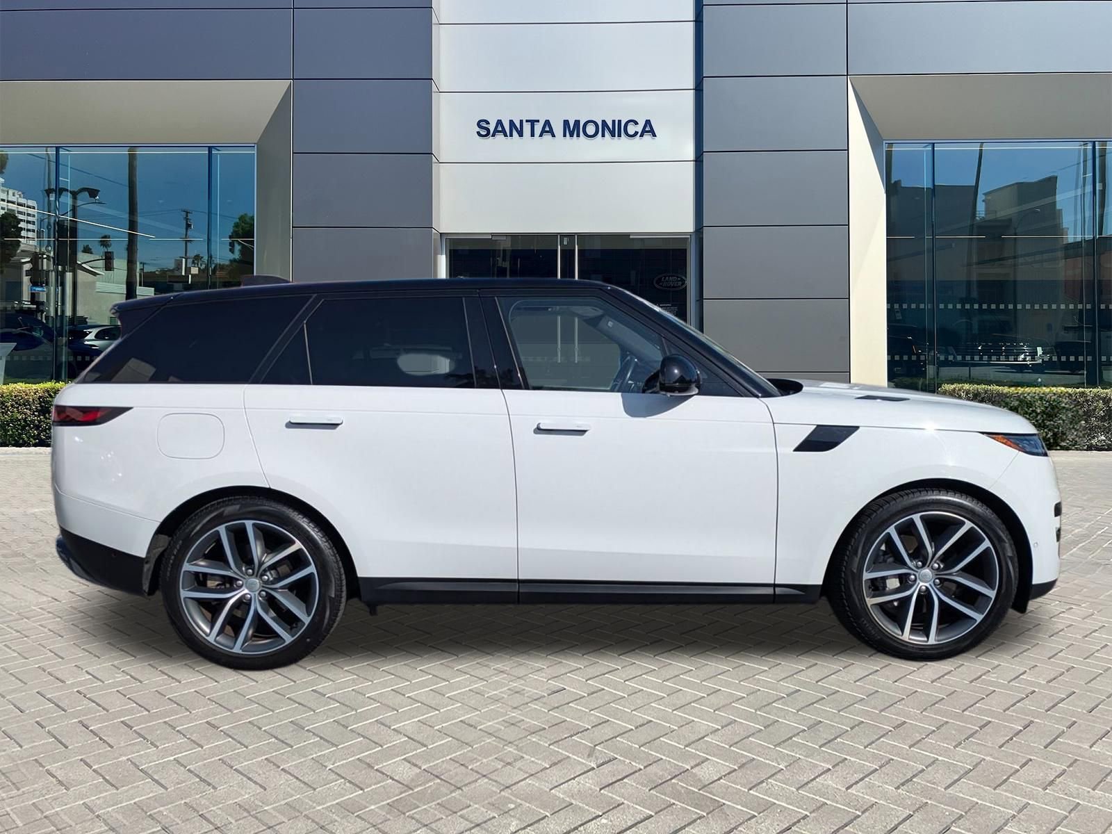 Used 2023 Land Rover Range Rover Sport SE AWD/4WD image 4