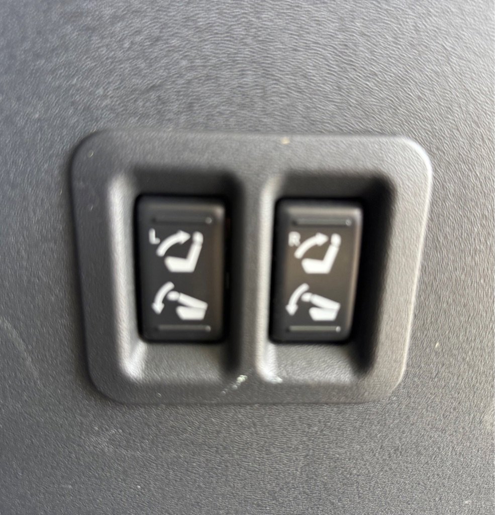 Used 2014 Nissan Armada Platinum w/ 2nd Row Captain Seat Package image 23