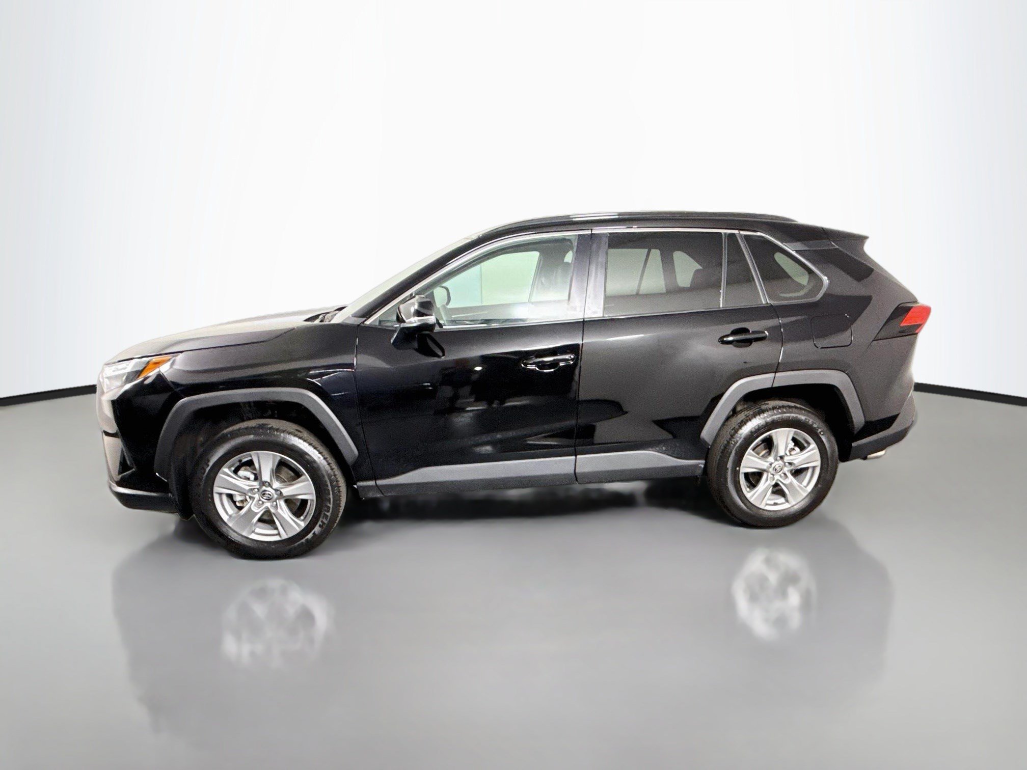 Used 2025 Toyota RAV4 XLE AWD/4WD image 6