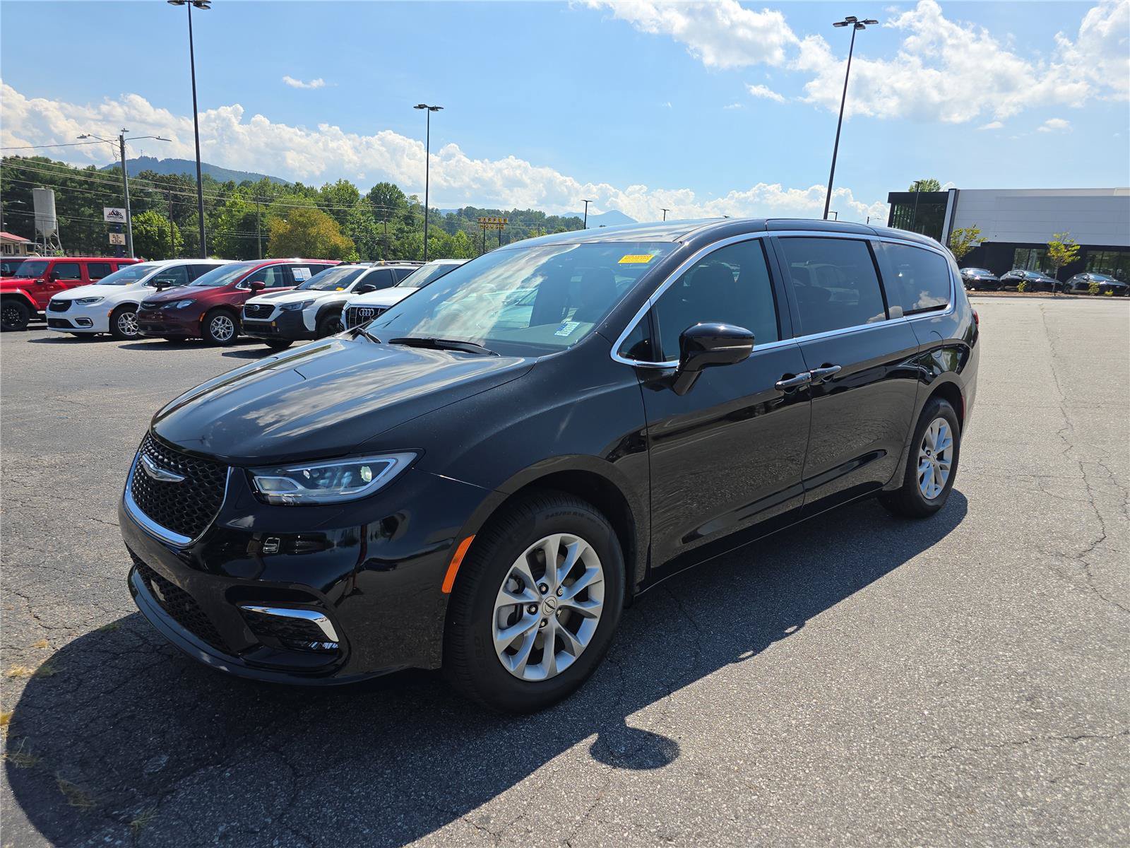 Used 2025 Chrysler Pacifica Select AWD/4WD image 7
