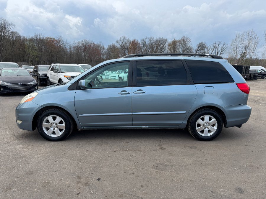 Used 2009 Toyota Sienna XLE FWD image 2
