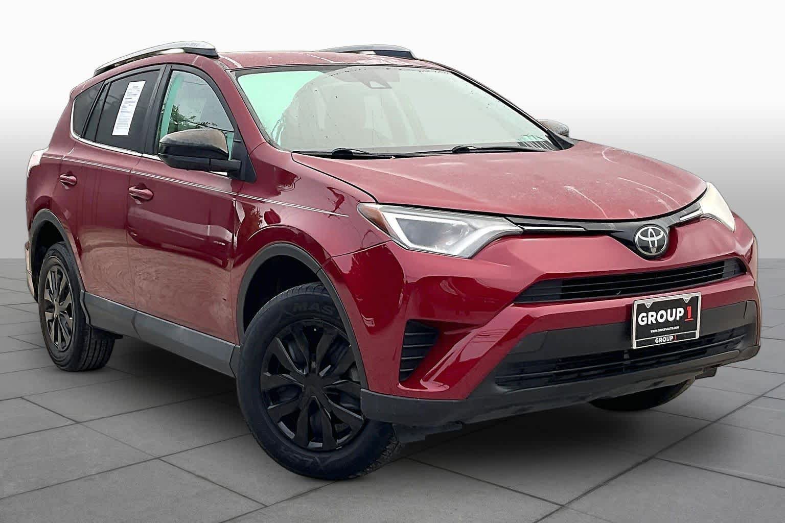 Used 2018 Toyota RAV4 LE FWD image 3