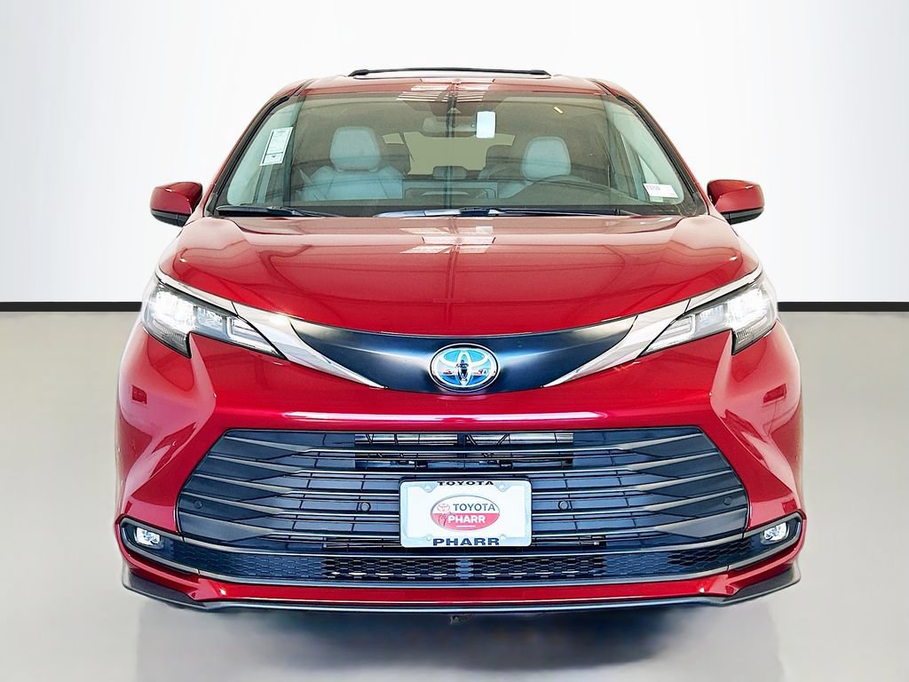 New 2025 Toyota Sienna XLE FWD image 2