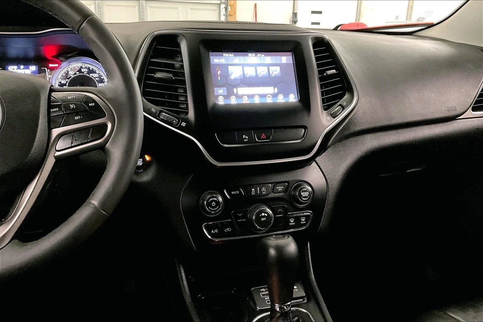 Used 2020 Jeep Cherokee Latitude Plus image 6