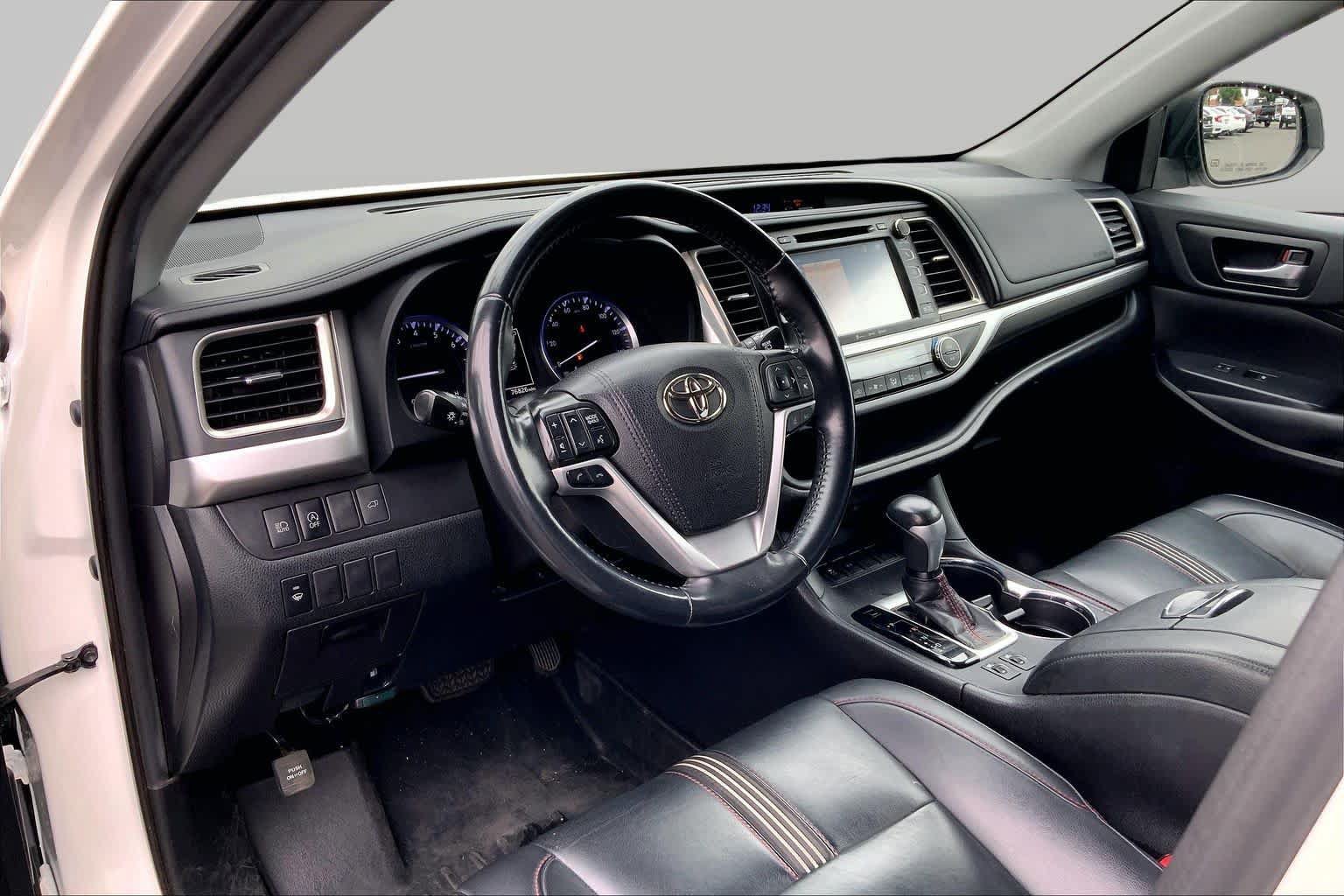 Used 2019 Toyota Highlander SE FWD image 17