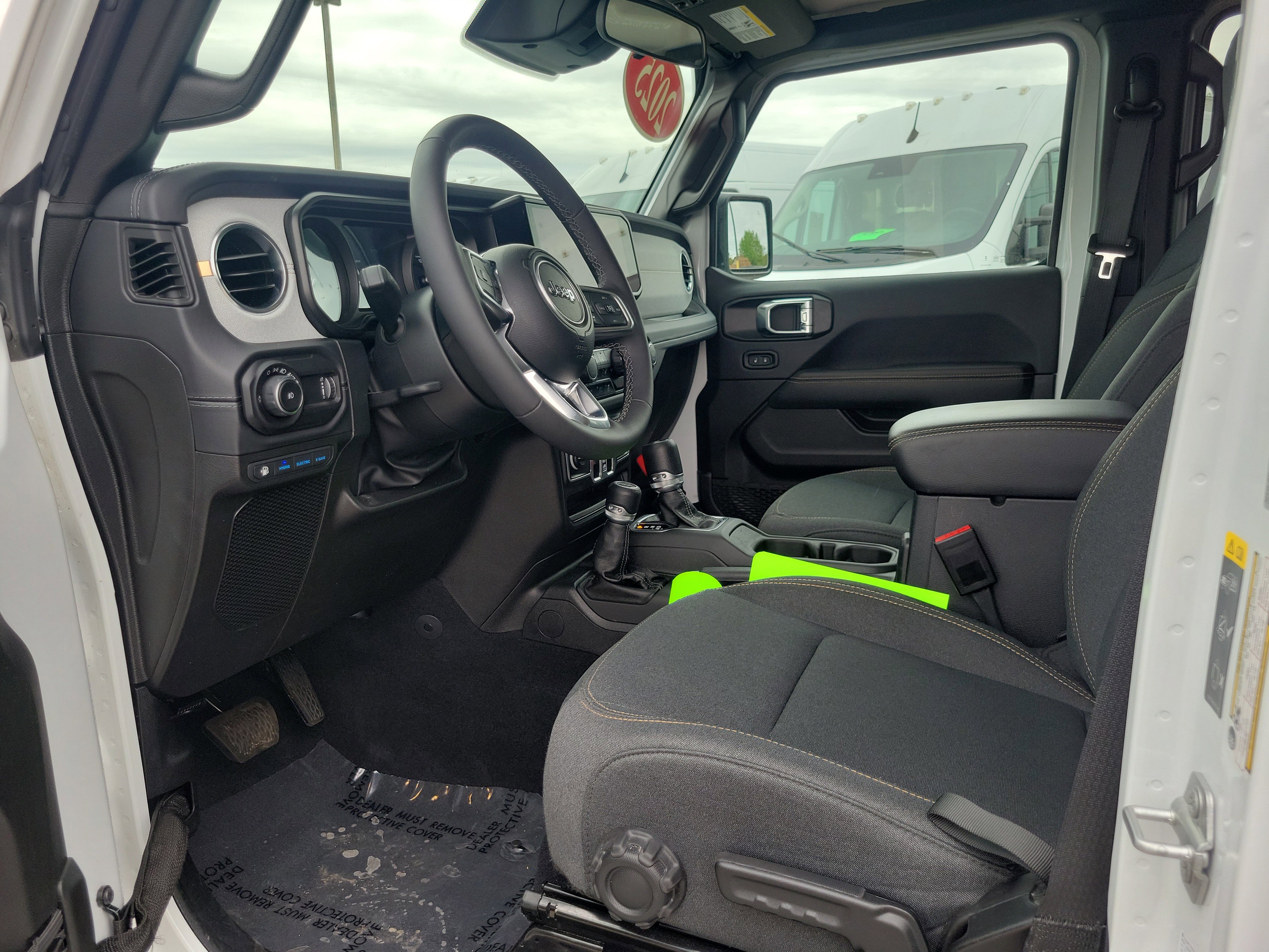 Used 2025 Jeep Wrangler Unlimited Sahara w/ Safety Group AWD/4WD image 7