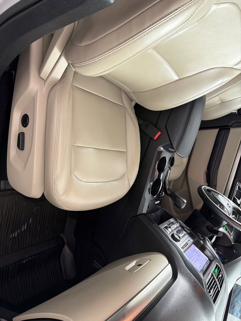 Used 2019 Ford Explorer XLT w/ Equipment Group 202A FWD image 25