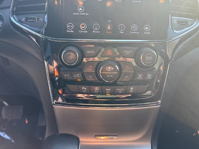 Used 2020 Jeep Grand Cherokee Altitude AWD/4WD image 21