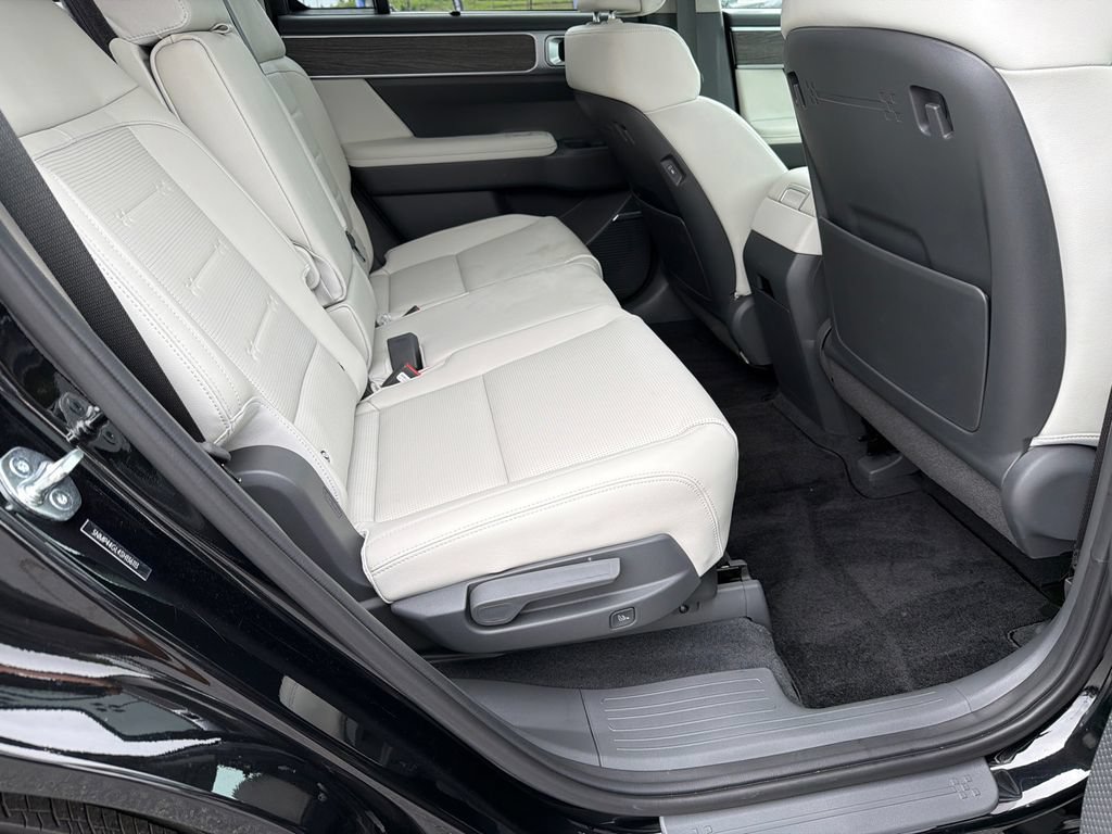 Used 2025 Hyundai Santa Fe Limited FWD image 15