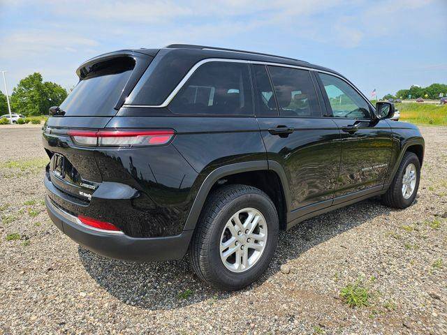 Used 2023 Jeep Grand Cherokee Laredo AWD/4WD image 13