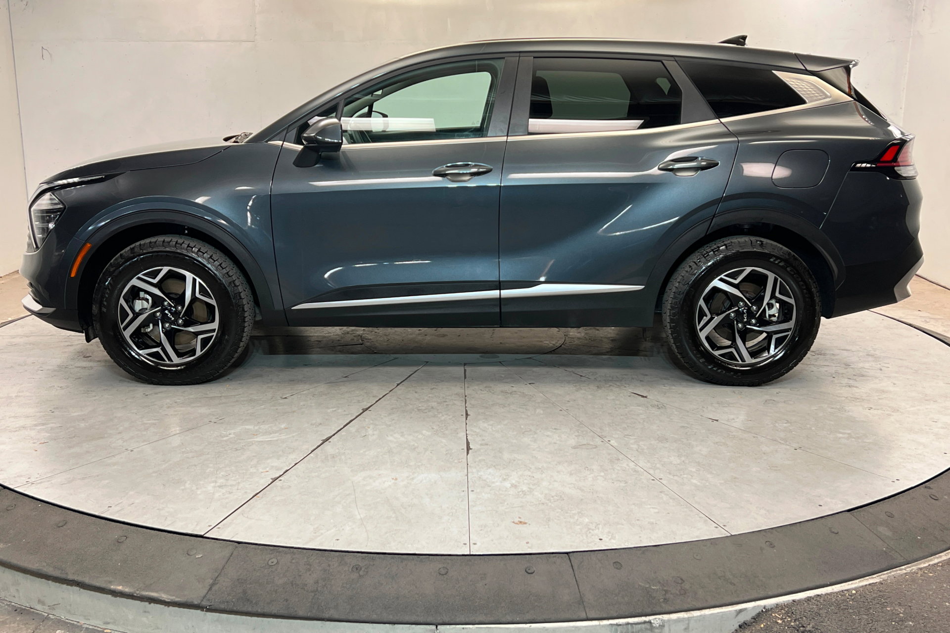 Used 2024 Kia Sportage LX image 2